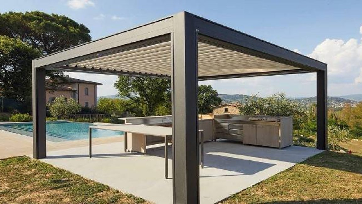 Pergoly s voděodolnou střechou: pohodlí za každého počasí