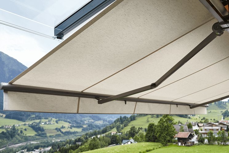 Otevřená markýza nad oknem