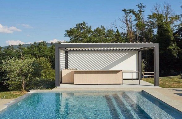 Moderní pergola u bazénu