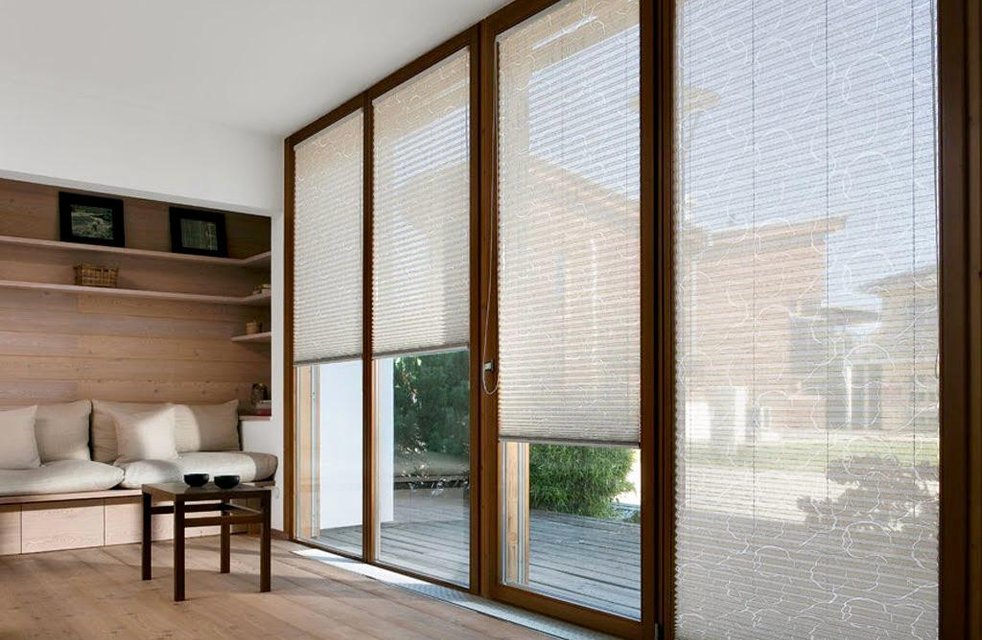 „Plisé žaluzie na míru: elegantní stínění pro atypické okno s ovládáním shora i zdola.“