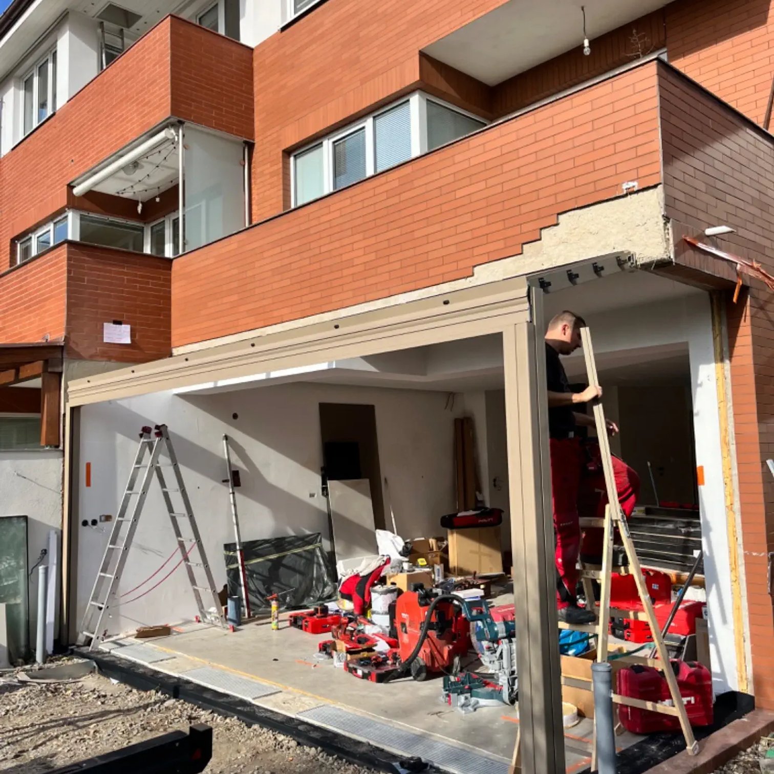 Práce na pergole u bytu