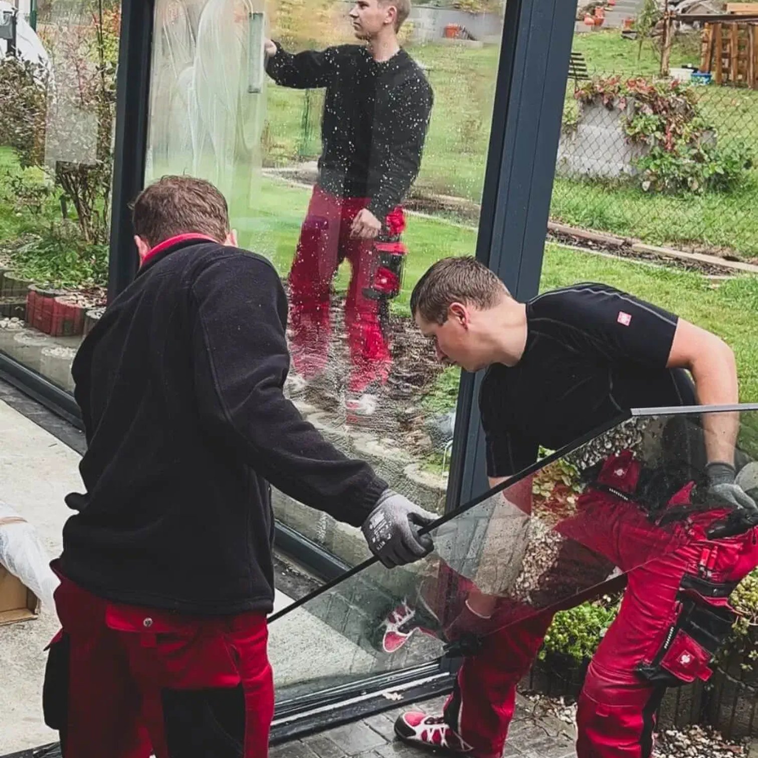 Pracovníci firmy Hezký stín instalují bezrámové zasklení