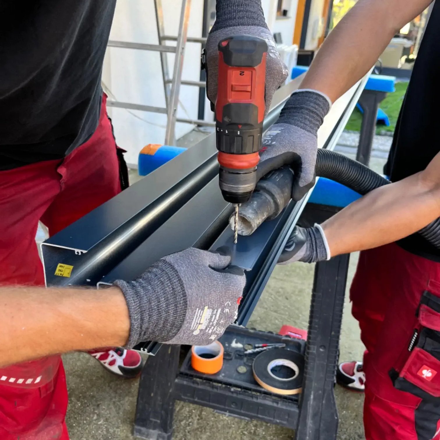 Pracovníci firmy Hezký stín vrtají do trámu