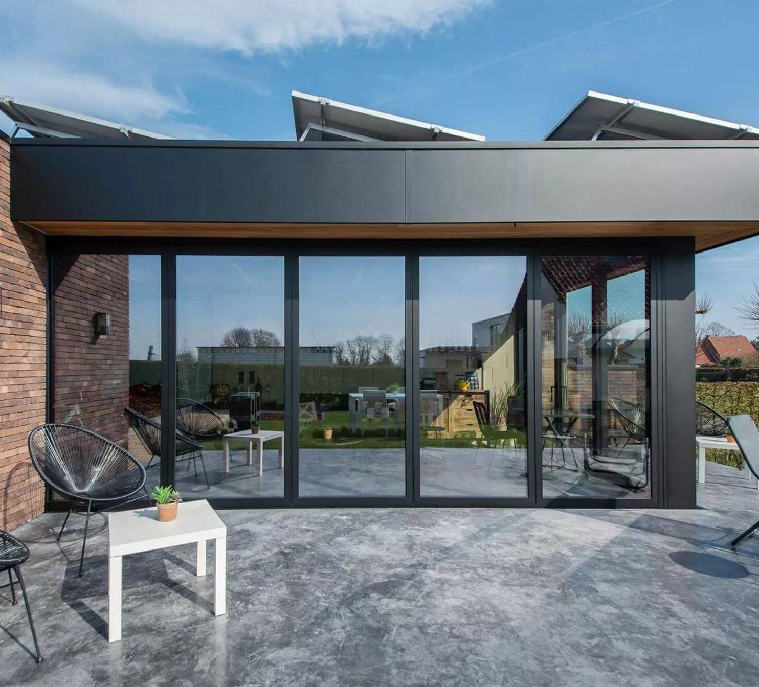 Zahradní domek s rámovým zasklením