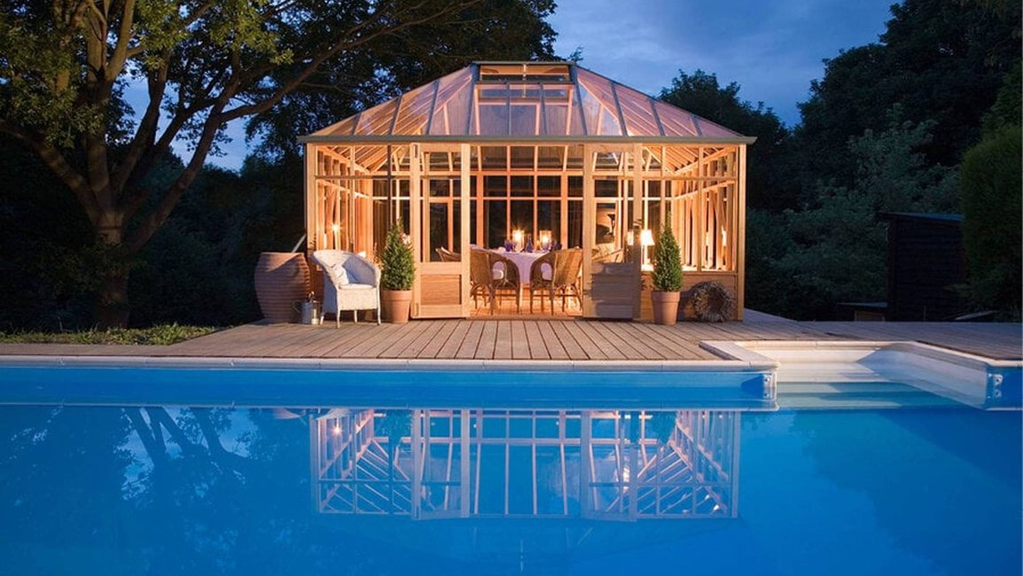 Skleník se stává nejen praktickým prostorem pro pěstování, ale i elegantním místem pro posezení a relaxaci.