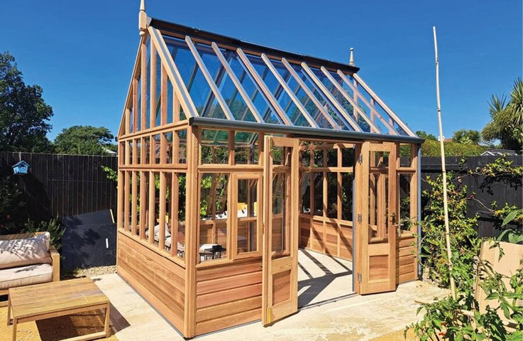 Elegantní viktoriánský skleník Wisley vyniká kombinací přírodního dřeva a prosklené konstrukce, která zajišťuje dostatek světla pro pěstování i relaxaci. Díky nadčasovému designu se stává nejen praktickým prostorem pro rostliny, ale i stylovým doplňkem luxusní zahrady.