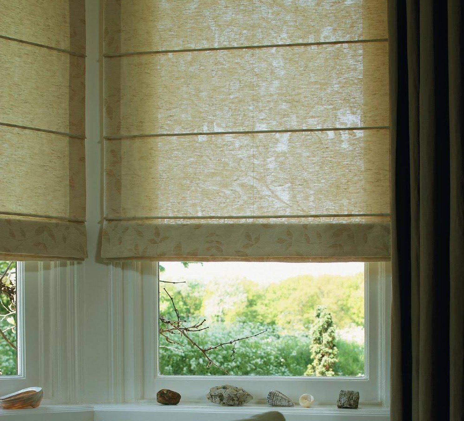 Římské rolety v dřevěném okně