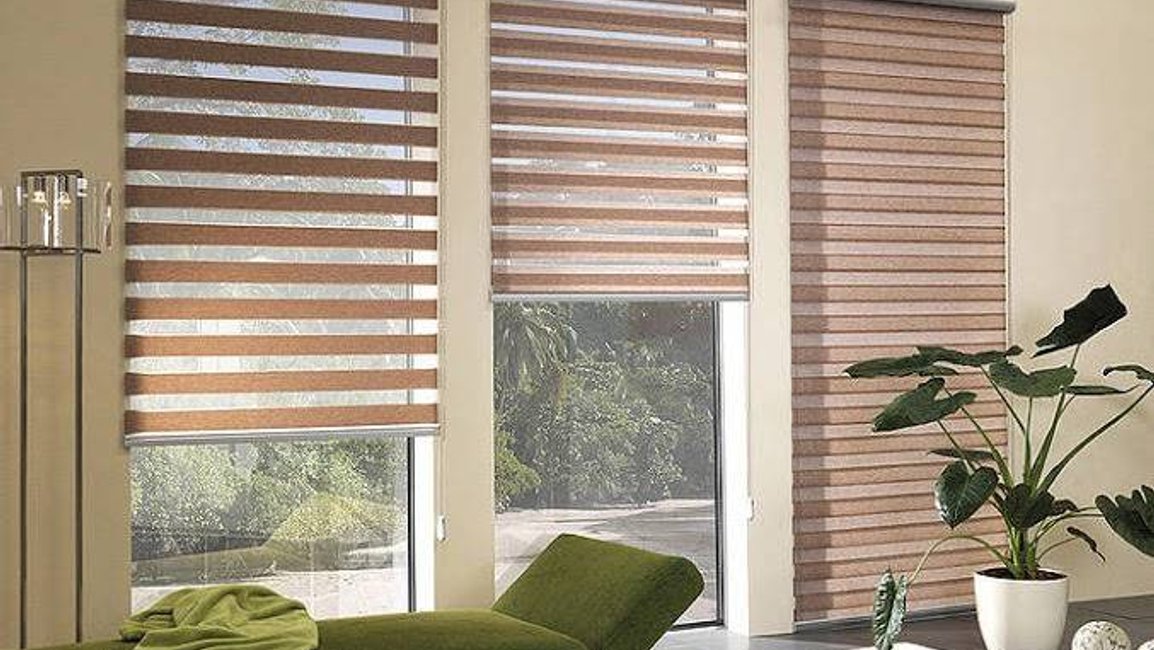 Rolety Den a Noc v přírodně hnědé barvě přinášejí elegantní vzhled a plnou kontrolu světla do každého interiéru. Ideální řešení od Hezký stín pro moderní i klasické domovy.