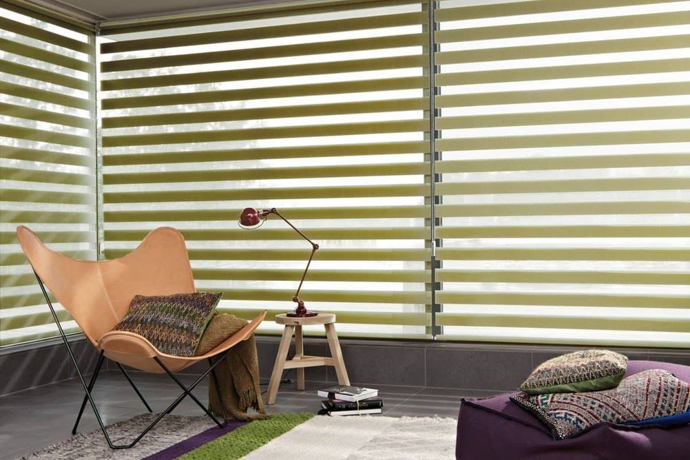 Rolety den a noc v pokoji u křesla