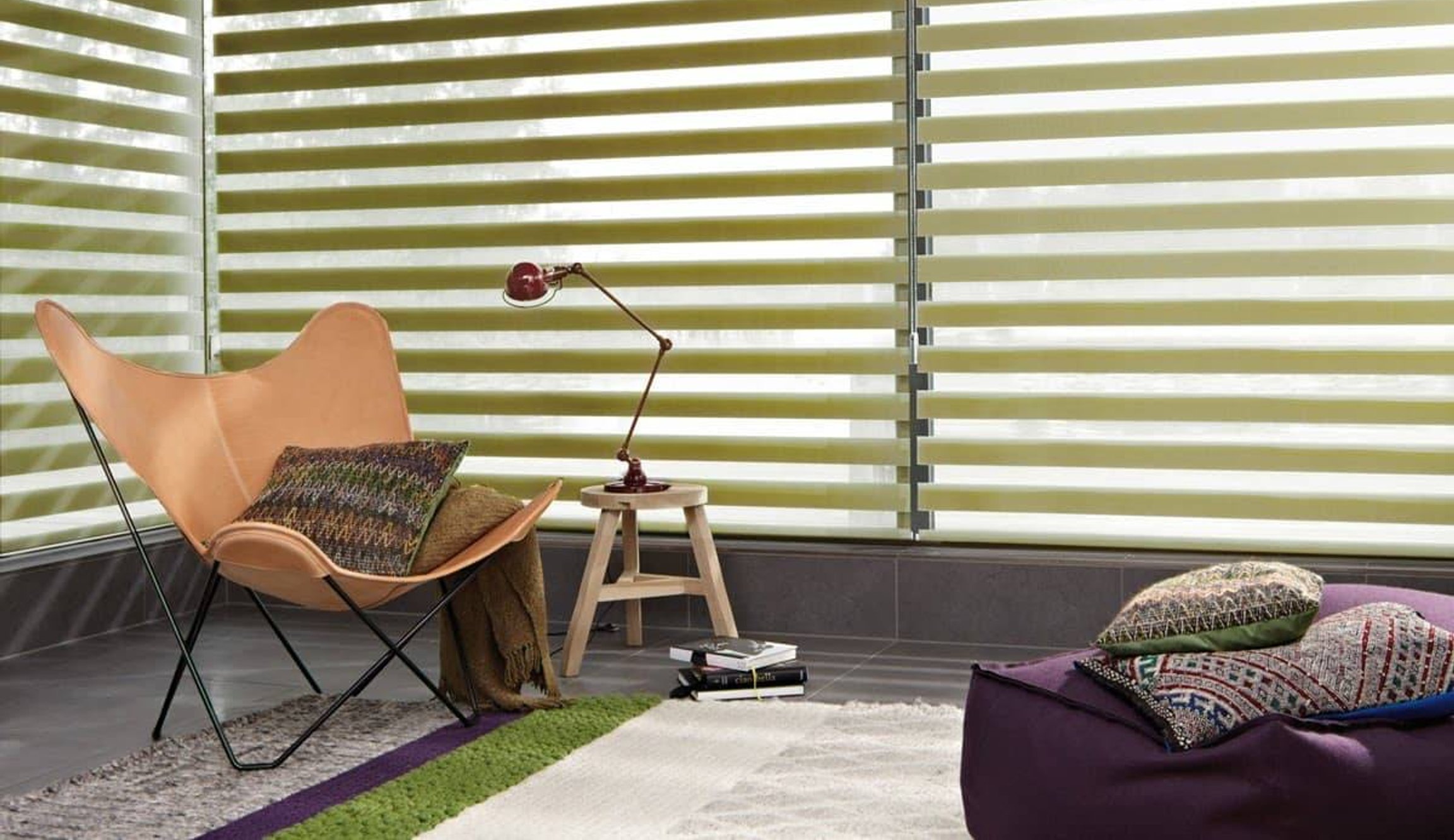 Rolety den a noc v pokoji u křesla