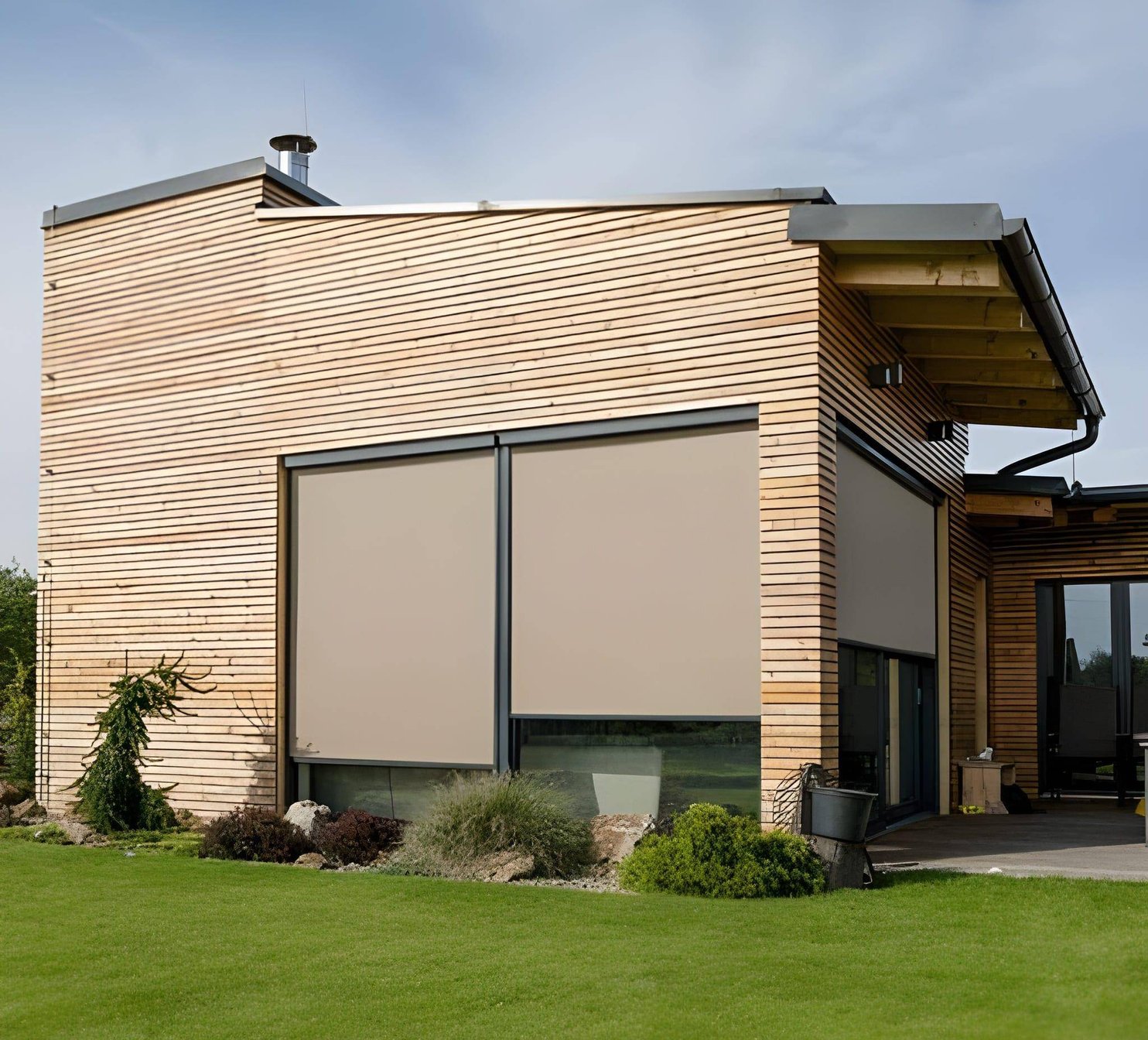 Dřevostavba se screenovými roletami