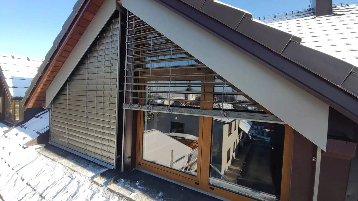 „Šikmé venkovní žaluzie – elegantní řešení i pro atypické tvary oken. Dokonalá kombinace funkčnosti a designu, která zajistí stínění a soukromí v každém ročním období.“