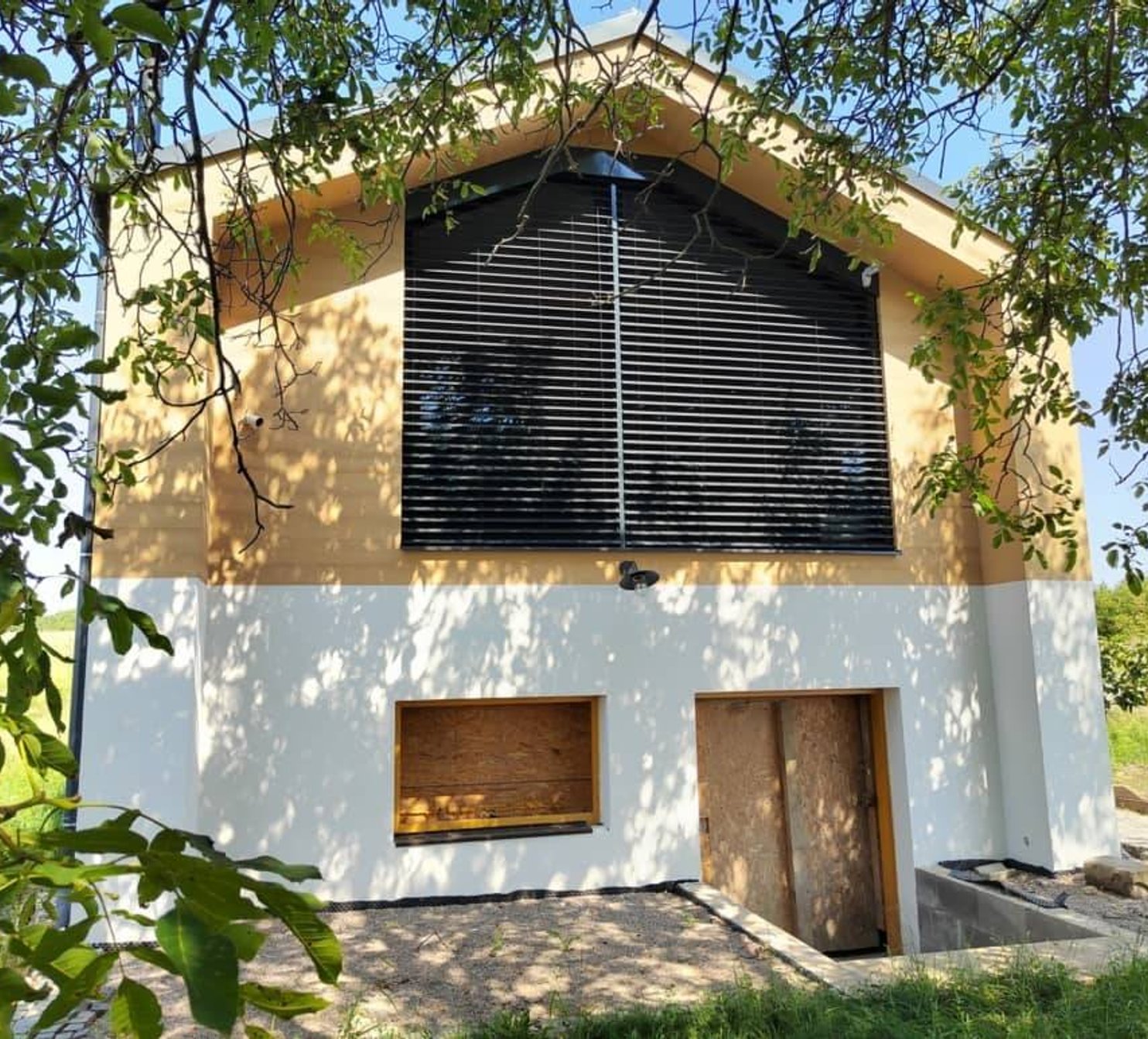 Podkroví domu se šikmými žaluziemi