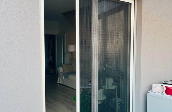Balkonové dveře se sítí proti hmyzu