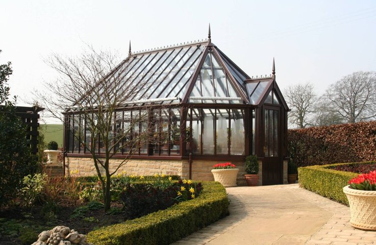 Elegantní viktoriánský skleník na míru od Hezký stín – kombinace designu, funkčnosti a tradice. Kvalitní hliníková konstrukce, izolační sklo, luxusní zahradní architektura.