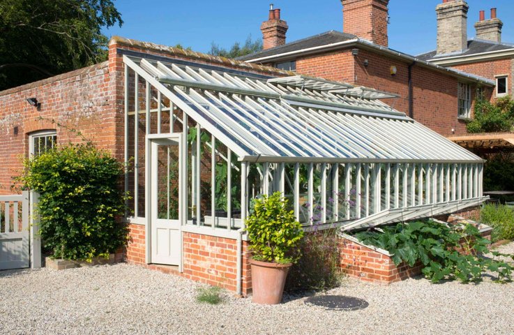 Viktoriánský přístavkový skleník využívá stěnu domu jako oporu, čímž šetří prostor a energii. Elegantní řešení pro pěstování i jako zimní zahrada.Viktoriánský přístavkový skleník využívá stěnu domu jako oporu, čímž šetří prostor a energii. Elegantní řešení pro pěstování i jako zimní zahrada.