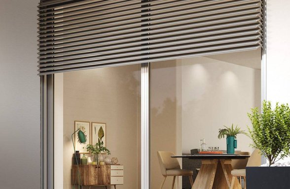 Okna s horizontálními slunolamy