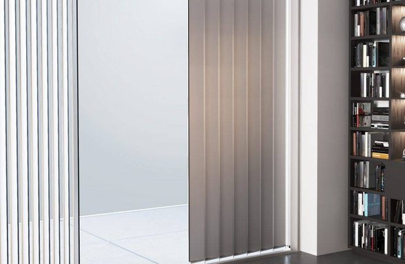 Okna s vertikálními slunolamy