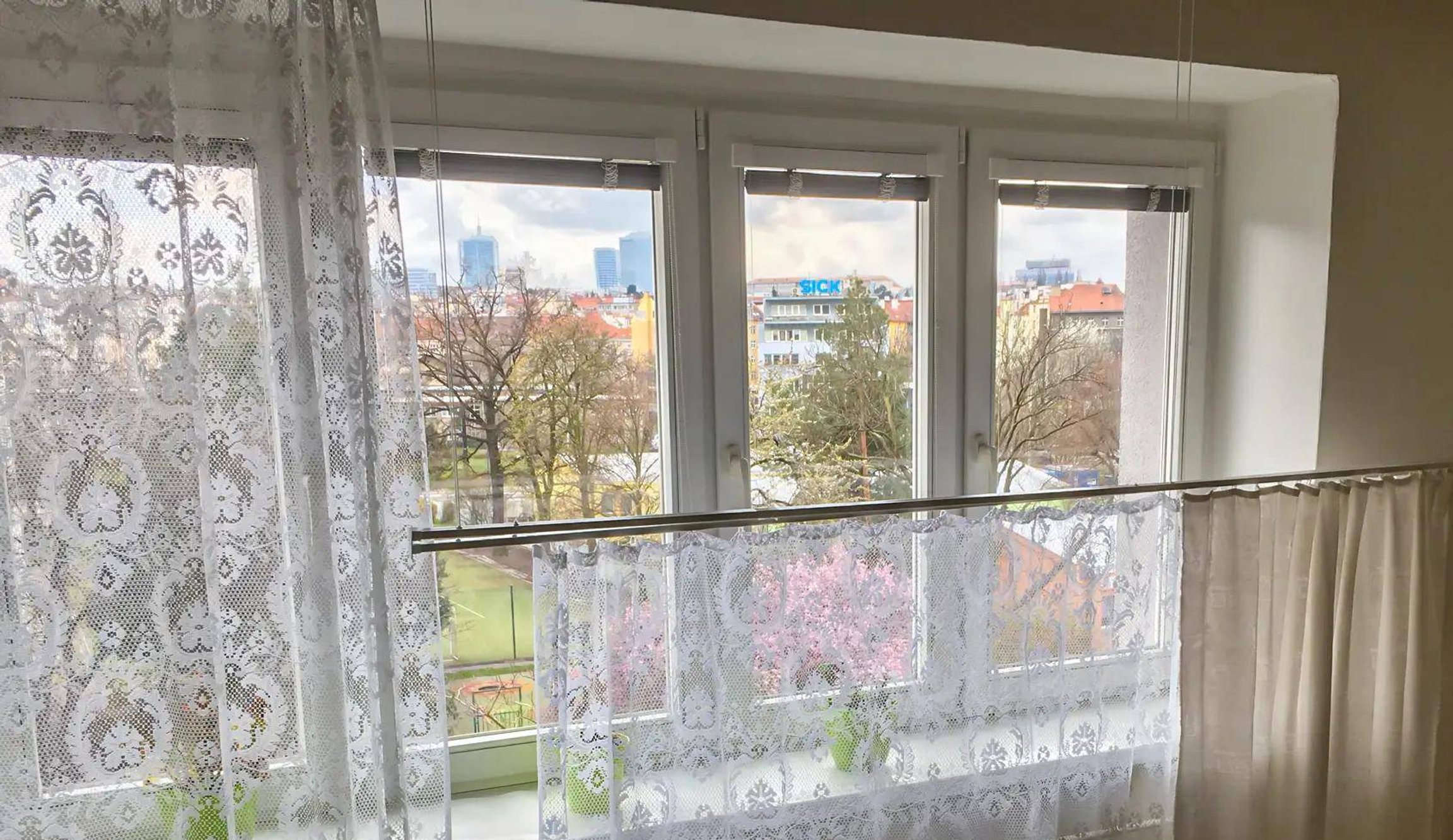 Spouštěcí garnýže s pověšenými záclonami