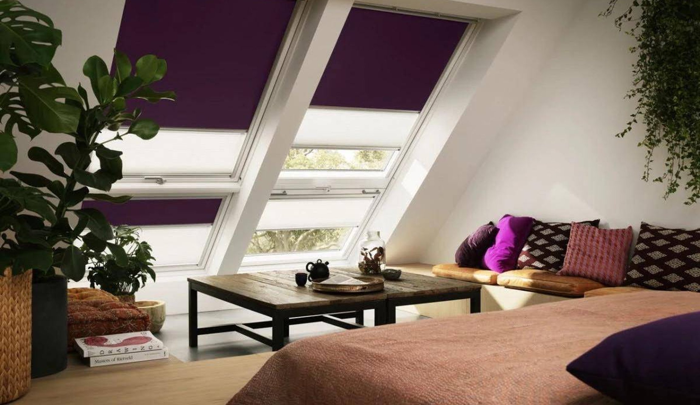 Fialové střešní žaluzie ve světlém pokoji
