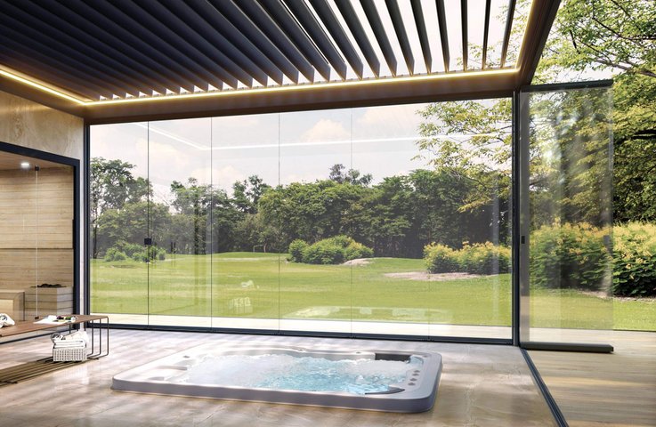 Moderní bioklimatická pergola s posuvnými a naklápěcími lamelami, celoskleněným zasklením a integrovaným LED osvětlením.