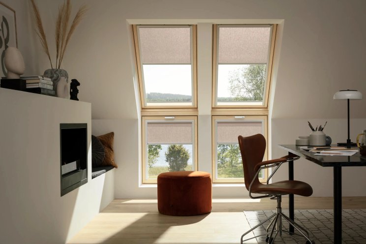 Střešní okna s roletami na elektrický pohon