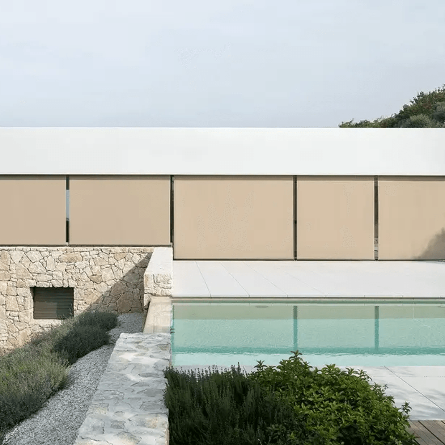 Fasádní markýza na moderním domě