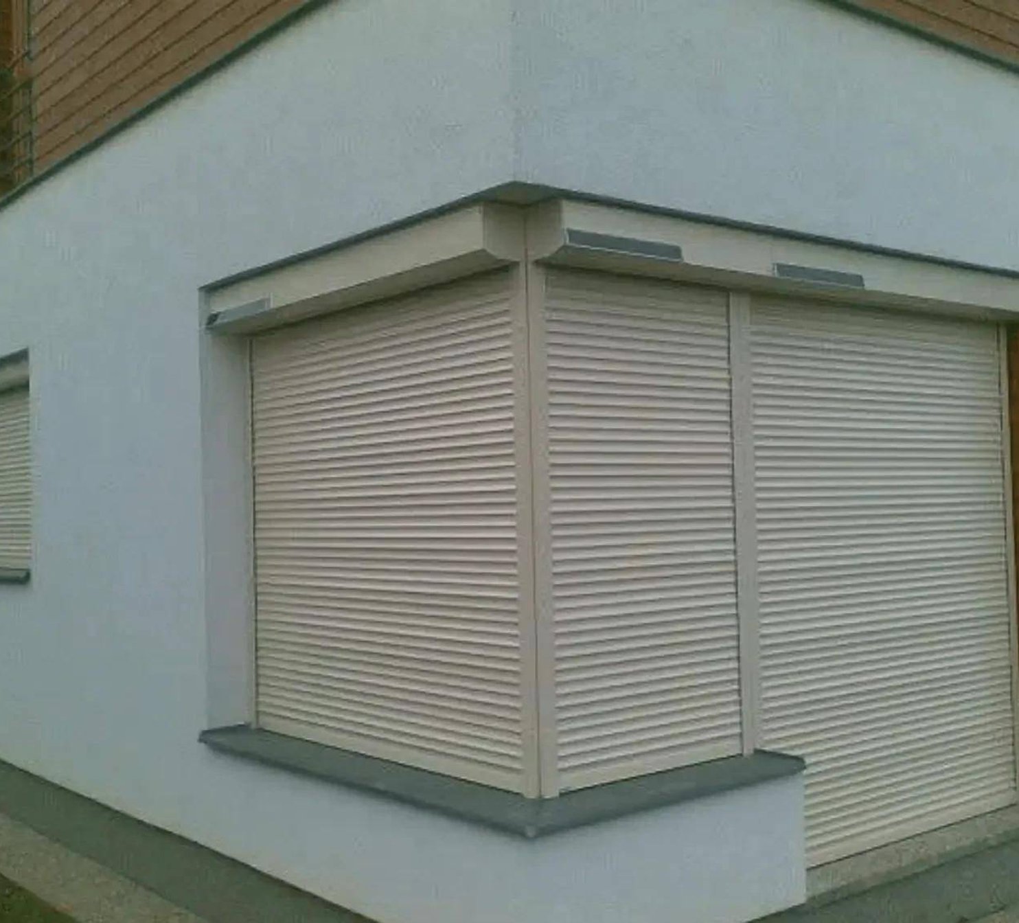 Béžové venkovní rolety