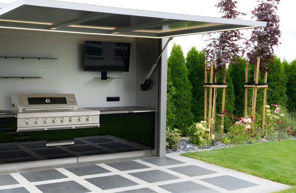 Otevřená venkovní kuchyně s moderní obrazovkou