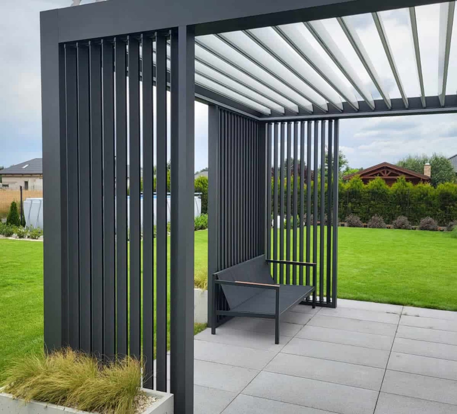 Vertikální slunolamy s detailem lamel