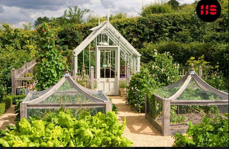 Tento skleník poskytuje ideální podmínky pro pěstování rostlin po celý rok a zároveň působí jako stylový architektonický prvek zahrady.