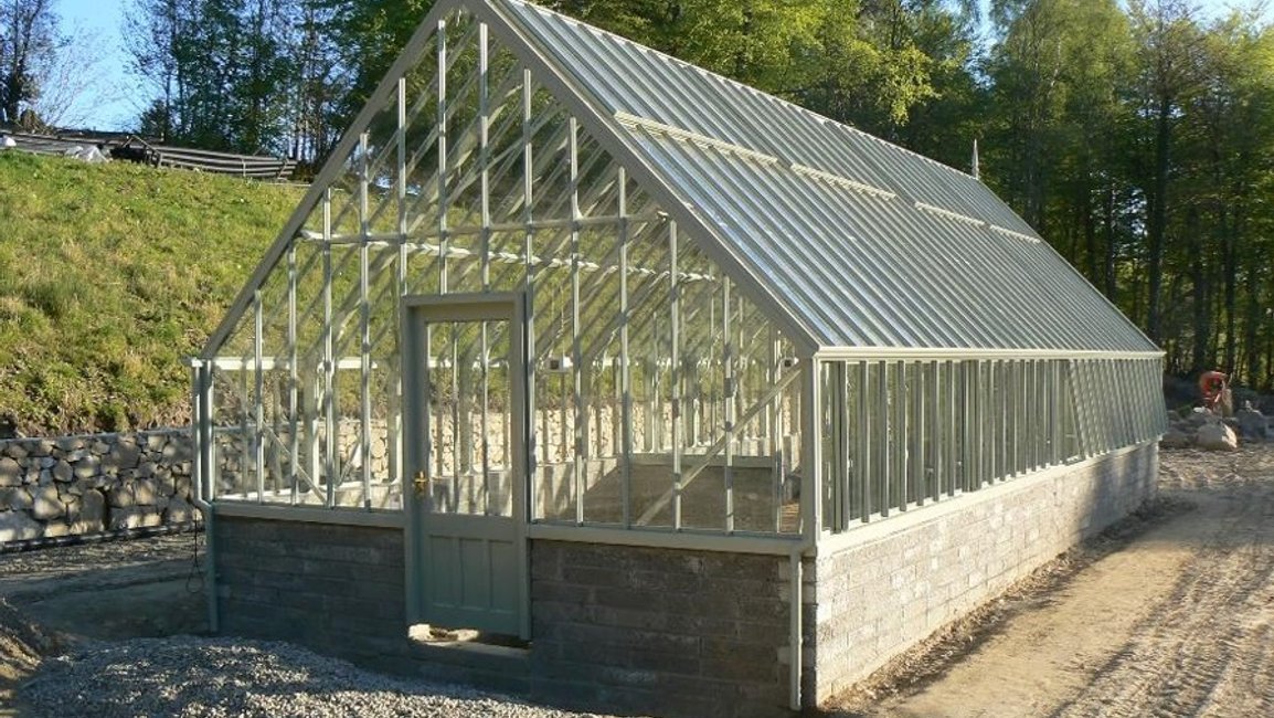 Viktoriánský skleník na míru kombinuje zděný sokl a elegantní celoprosklenou konstrukci