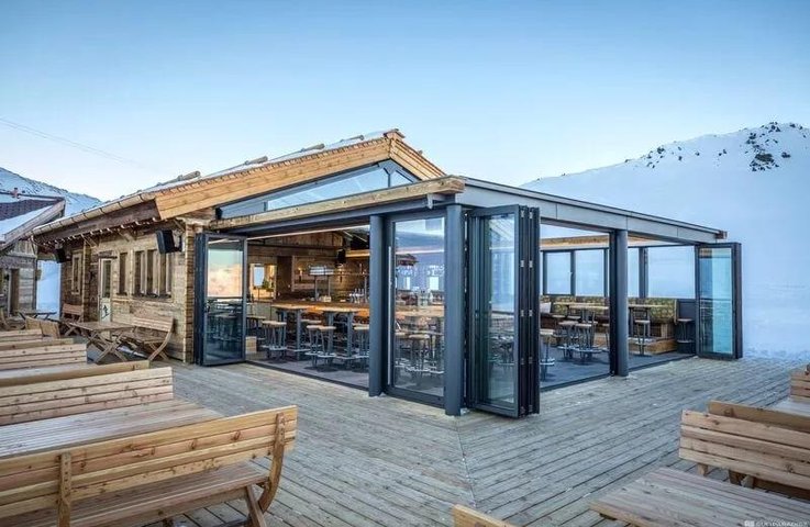 Nečekejte na léto! Zajistěte si jarní termín montáže zimní zahrady nebo zasklení se slevou až 100 000 Kč. Jarní akce Hezký stín končí už 3. dubna.