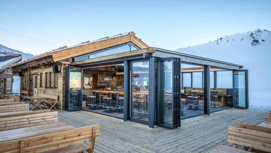 Nečekejte na léto! Zajistěte si jarní termín montáže zimní zahrady nebo zasklení se slevou až 100 000 Kč. Jarní akce Hezký stín končí už 3. dubna.