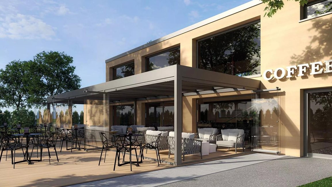 Zasklená pergola pro kavárnu – komfortní posezení po většinu roku