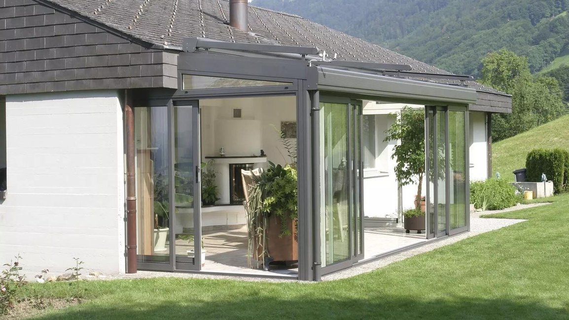 Zasklení terasy hliníkovým systémem – propojení domu se zahradou“