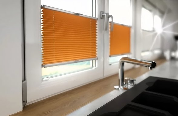 Žaluzie v bílém plastovém okně