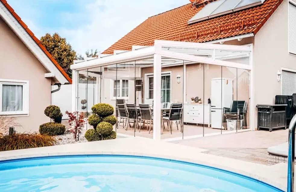 Zasklená terasa s bezrámovým systémem od Hezký stín – elegantní řešení pro komfortní bydlení po celý rok. Ochrana před větrem, hlukem i deštěm v moderním designu.