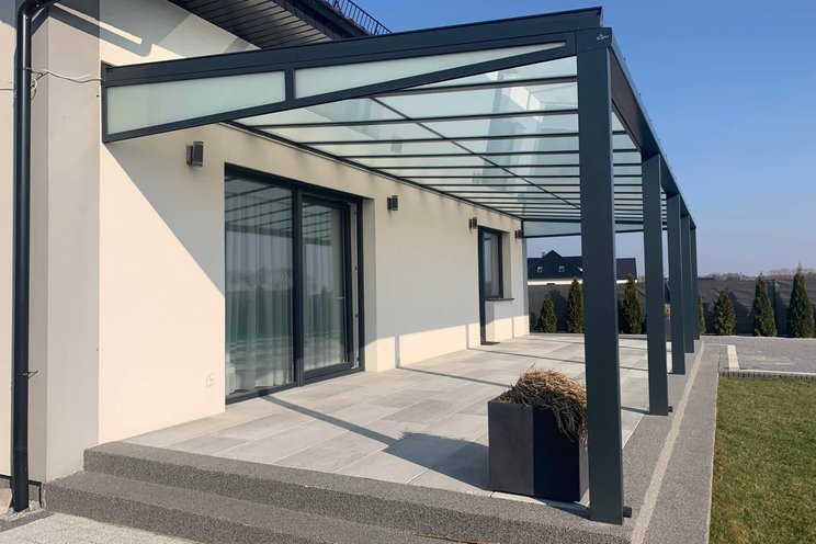 Zastřešení terasy moderního domu